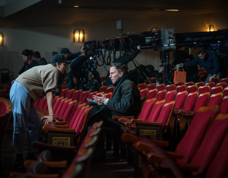 瑪姬葛倫霍（左）執導《科學新娘！》，找來克里斯汀貝爾化身科學怪人。（華納兄弟提供）