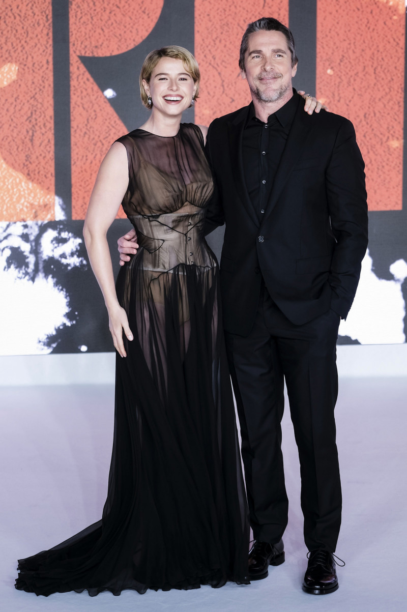 克里斯汀貝爾（右）和潔西伯克利一同出席《科學新娘！》倫敦首映會。（達志影像）