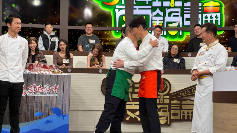 邰智源（左）與羅時豐互相擁抱打氣。（麥卡貝網路電視提供）