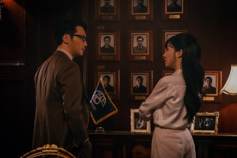 卞耀漢（左）、Tiffany合作《逆貧大叔》假戲真做。（Disney+提供）