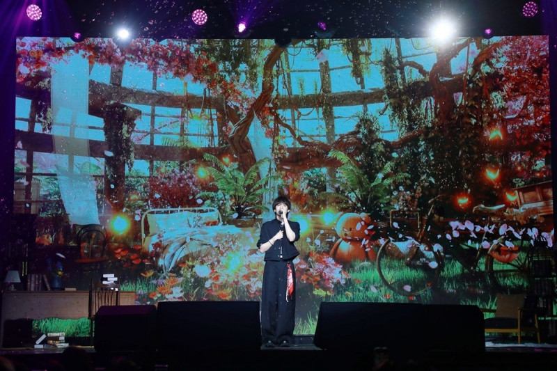 VERIVERY岡旻連續挑戰多首高難度歌曲，包含中文分手神曲《看著我的眼睛說》。（網銀國際影視提供）