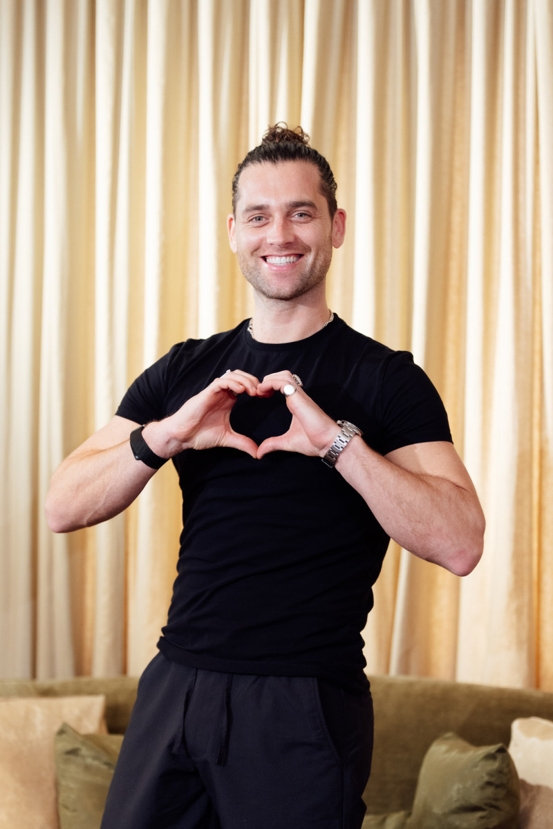 英國音樂劇演員布萊德利賈登再度來台，訪問時放送愛心。（寬宏藝術提供）