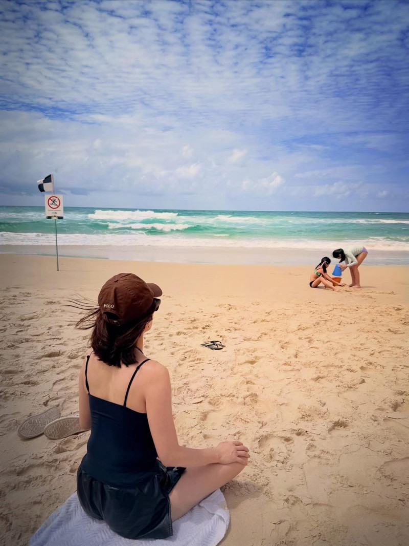 賈靜雯帶女兒赴海邊「數位排毒」。（翻攝自臉書）