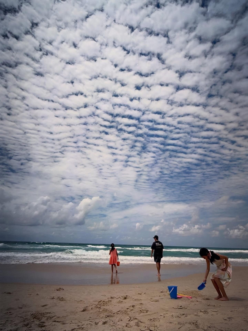 賈靜雯帶女兒赴海邊「數位排毒」，疑似修杰楷入鏡。（翻攝自臉書）