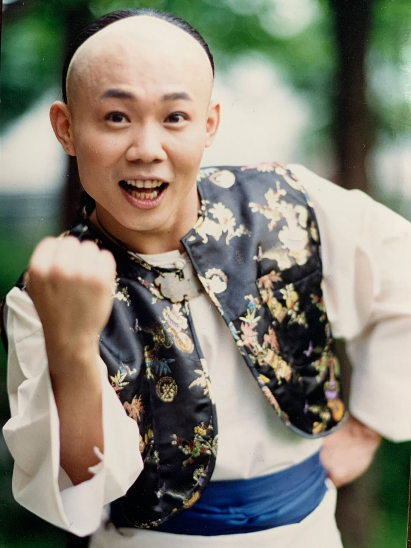 鄭志偉當年古裝光頭扮相很可愛。（齊心娛樂提供）