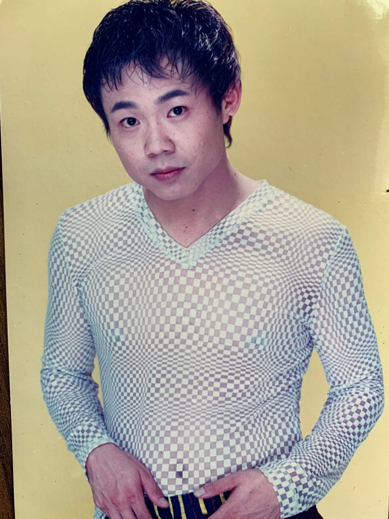 鄭志偉過去這潮流漁網裝、還微微有肌肉的小生臉，確實頗有台版李連杰模樣。（齊心娛樂提供）