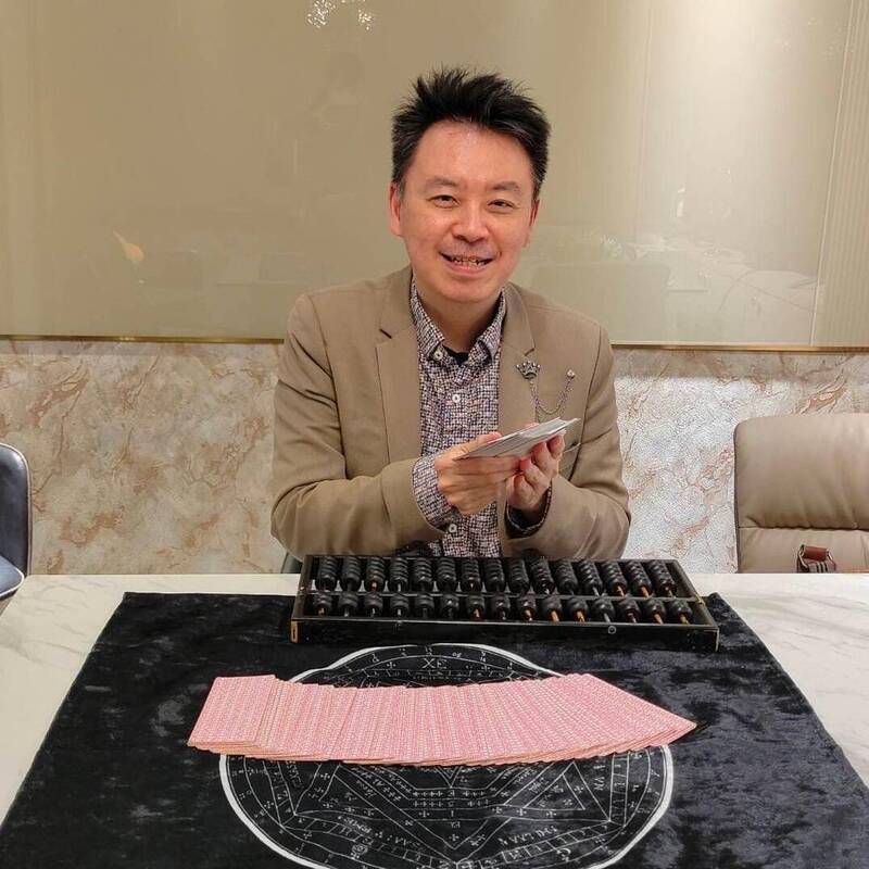 小孟老師提醒12星座的朋友，遇上水逆、六星連珠、元宵節血月，雖現凶相，注意避厄，仍會丕極泰來。（小孟老師星座塔羅牌之清水孟）