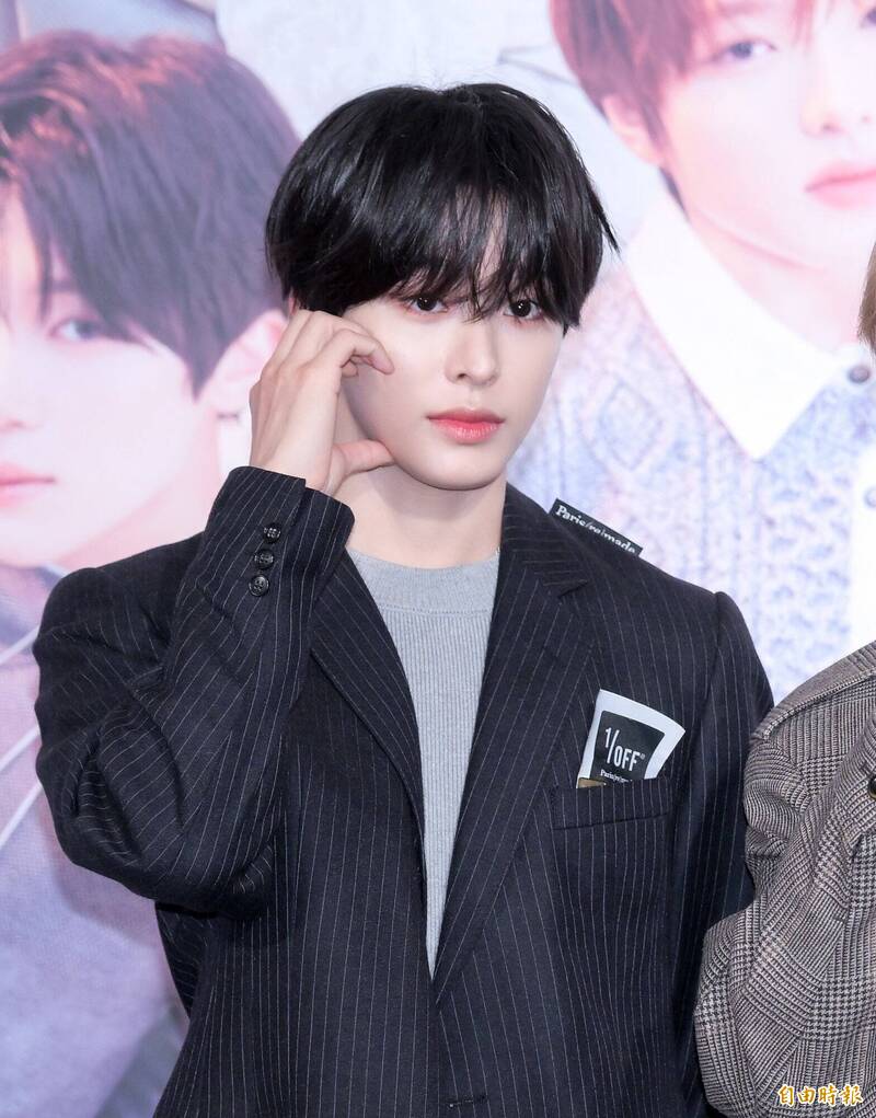 RIKU對上次台北場的排字應援印象深刻。（記者王文麟攝）