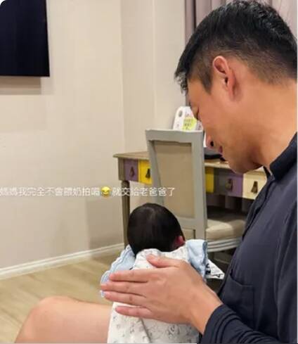 汪小菲當起奶爸駕輕就熟。（翻攝自微博）