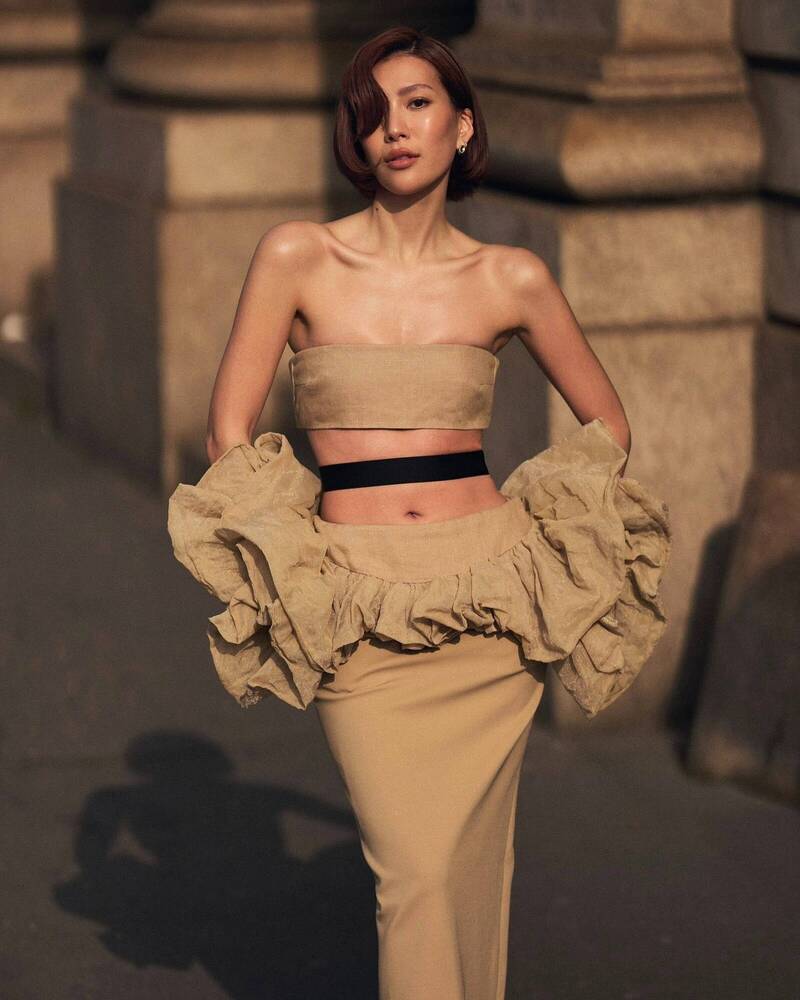 莫莉公開的街拍照，散發出華麗而迷人的自信魅力。（翻攝自臉書）