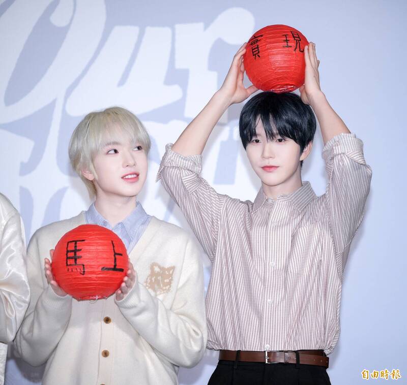 NCT WISH的SAKUYA（左）看著JAEHEE舉著燈籠，也跟著照做。（記者王文麟攝）