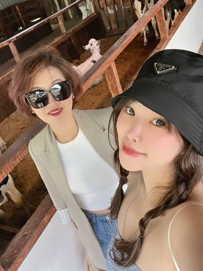 吳中純（左）與愛女合照，兩人看起來宛若姊妹。（翻攝自IG）