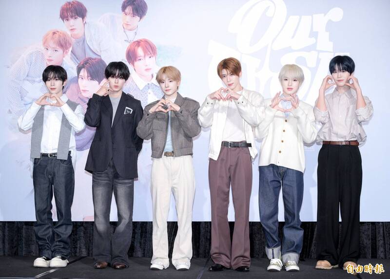 NCT WISH的RYO（左起）、RIKU、YUSHI、SION、SAKUYA、JAEHEE今天出席記者會，紛紛比出愛心。（記者王文麟攝）