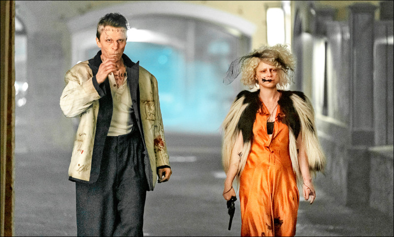 克里斯汀貝爾（左）和潔西伯克利在《科學新娘！》變身「怪物情侶」。（華納兄弟提供）