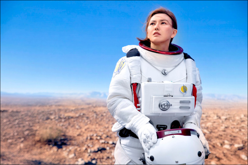 帥翻！ 孫燕姿化身太空人 備戰台北演唱會