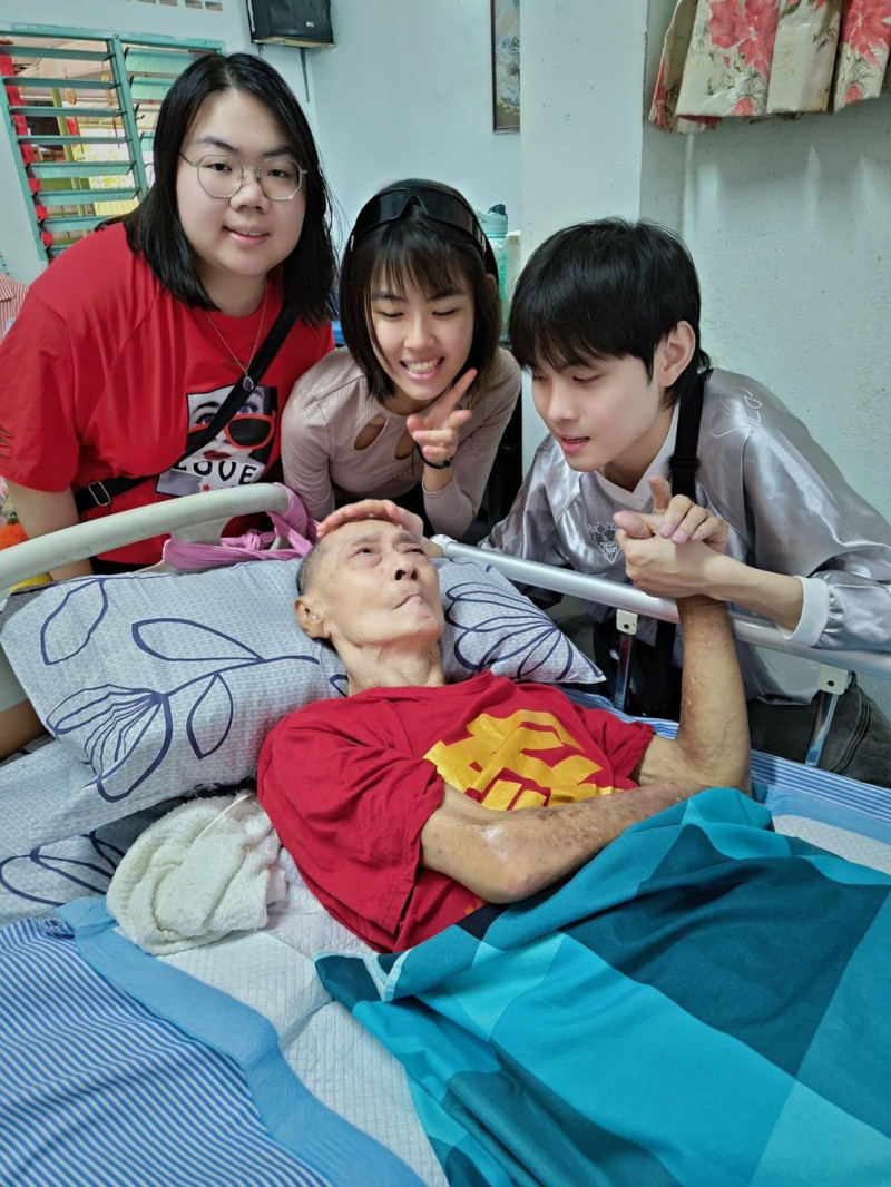 鄺澤東探視最愛的阿公。（天元娛樂提供）