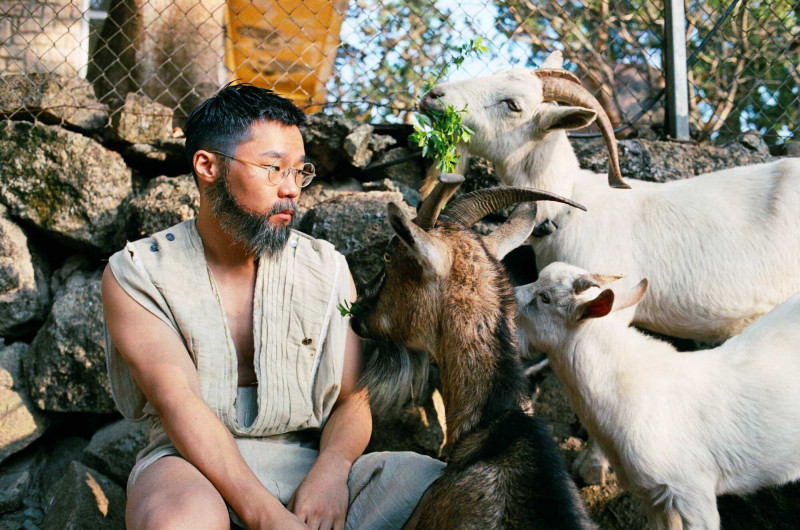 湯令山化身「牧羊人」揭示內心的平靜。（光尚娛樂提供）