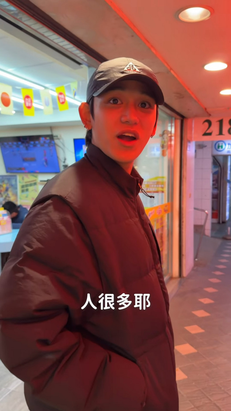 LUCAS黃旭熙被帶去玩刮刮樂，直呼人很多。（翻攝自LUCAS IG）