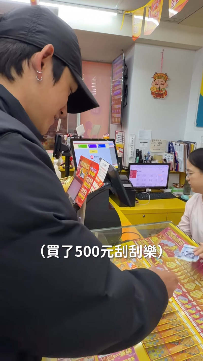 LUCAS黃旭熙總共買了兩張500元的刮刮樂。（翻攝自LUCAS IG）