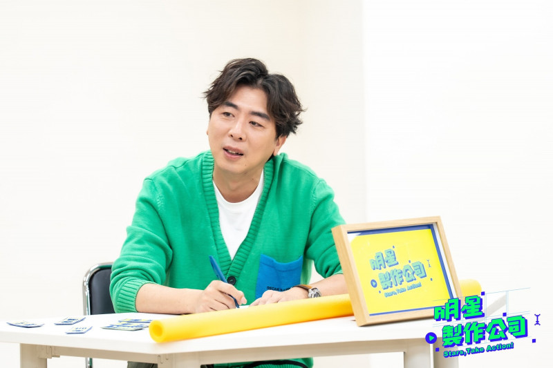 《明星製作公司》電視獨家版邀請綜藝資深前輩梁赫群擔任評審老師。（TVBS提供）