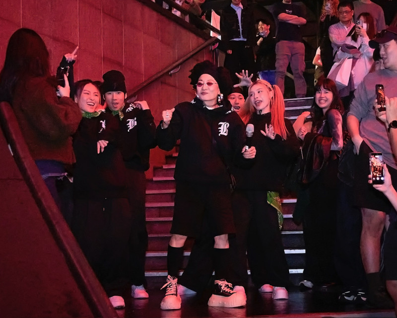 比莉夜店快閃，氣氛嗨爆。（環球音樂提供）