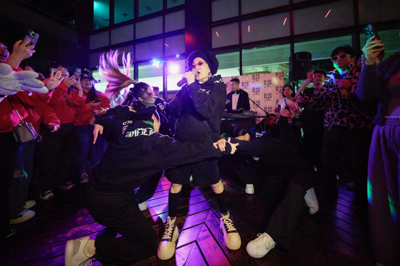 比莉唱新歌很洗腦，年輕人也愛。（環球音樂提供）