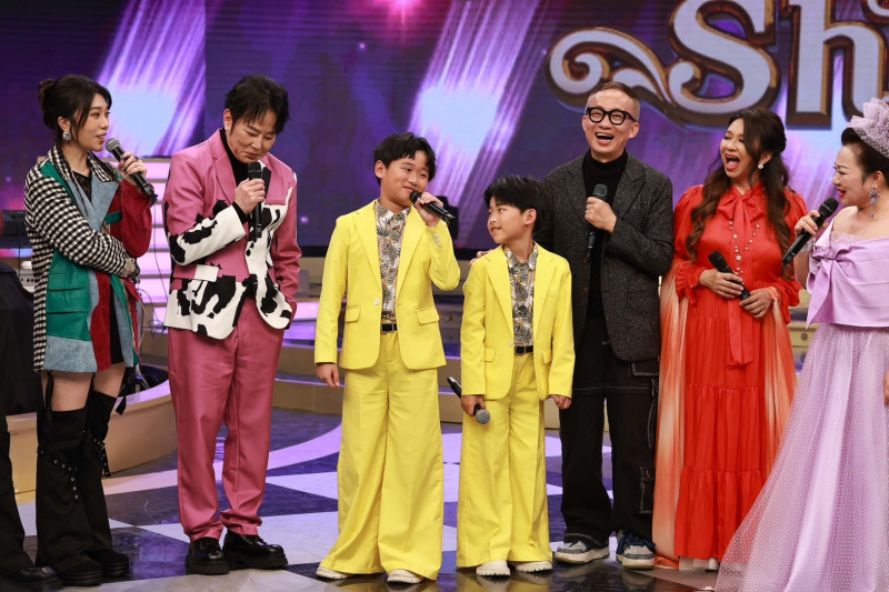 許常德處女秀遭小評審毒舌講評，左蔡家蓁、陽帆、11歲周柏霖、9歲周祐均、許常德、許景淳、白冰冰。（民視提供）