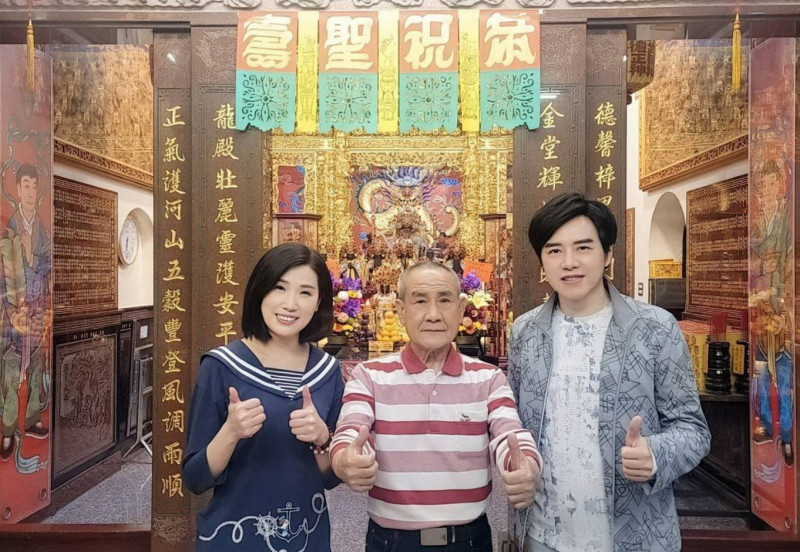 廖偉志（右）和余秀娟（左）去廟裡拜拜祈福。（百福銓盛娛樂提供）