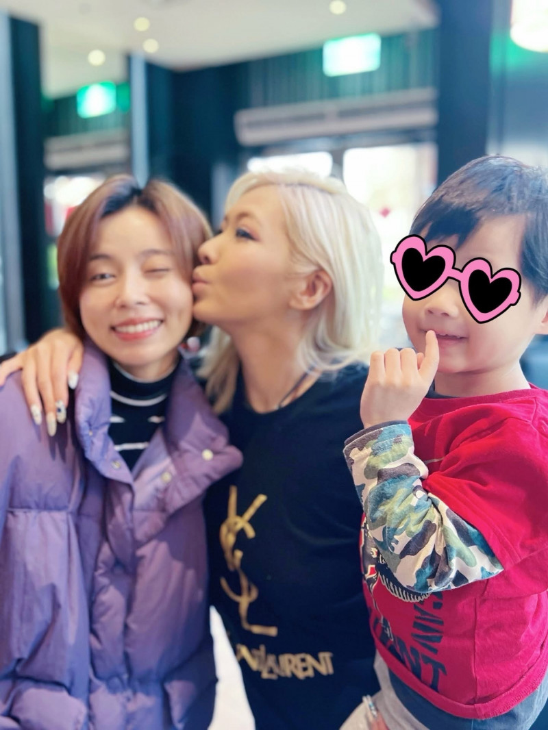 王瞳（左）與Makiyo拍戲成為好友。（翻攝自臉書）