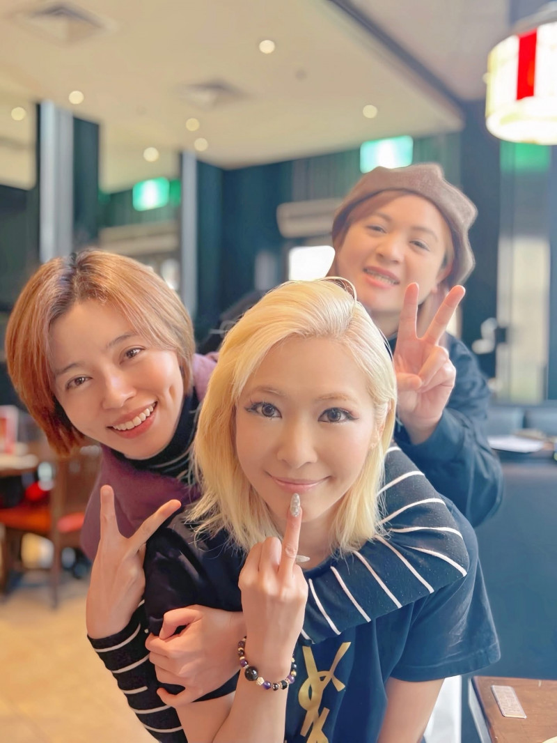 王瞳（左）與Makiyo拍戲成為好友。（翻攝自臉書）