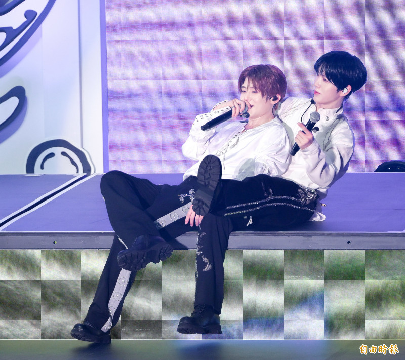 NCT WISH的SION躺在JAEHEE身上，掀起全場粉絲尖叫聲。（記者王文麟攝）