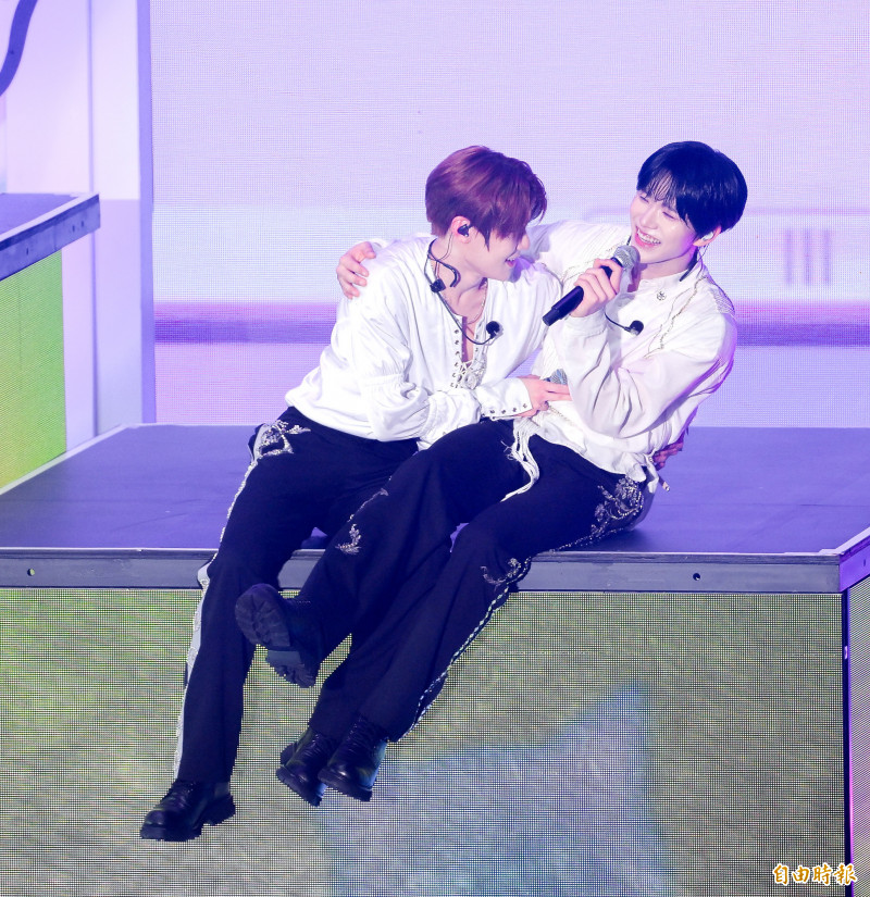 NCT WISH唯二的韓國人，SION（左）與JAEHEE上演甲你攬牢牢。（記者王文麟攝）