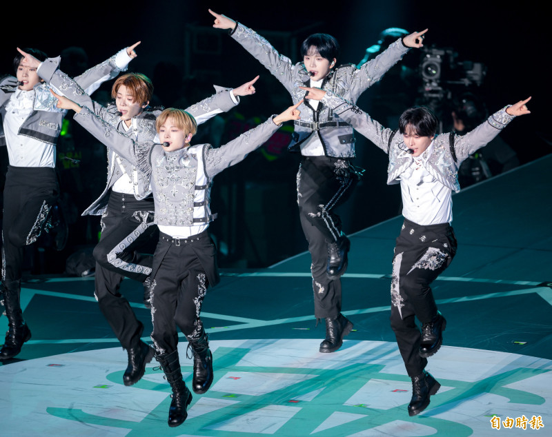 NCT WISH獻上刀群舞，跳起來的動作也相當同步。（記者王文麟攝）