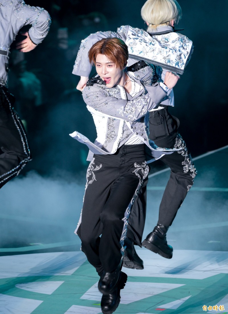 NCT WISH的隊長SION跳起來。（記者王文麟攝）