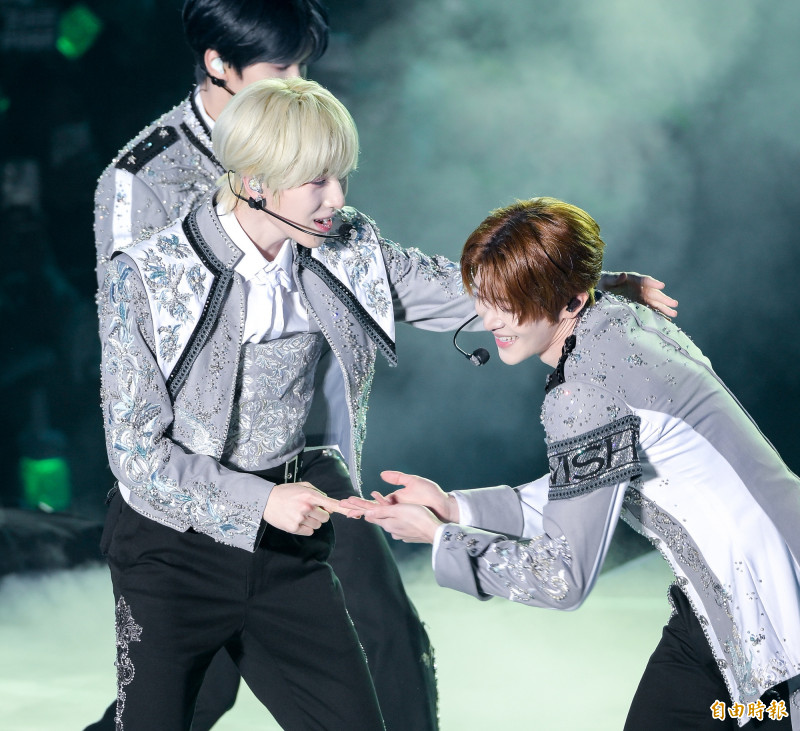 NCT WISH的SAKUYA（左）像是在拍哥哥SION的肩膀。（記者王文麟攝）