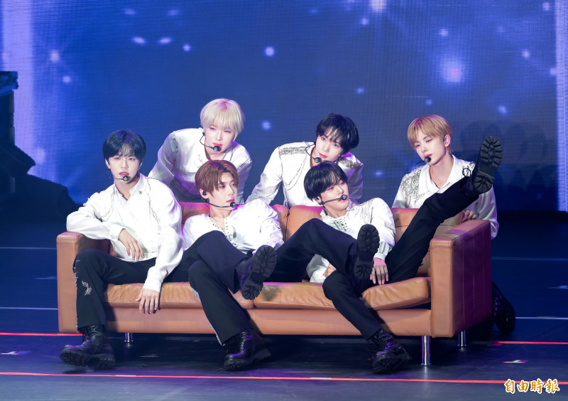 NCT WISH在林口體育館開唱，6名成員坐在沙發登場。（記者王文麟攝）
