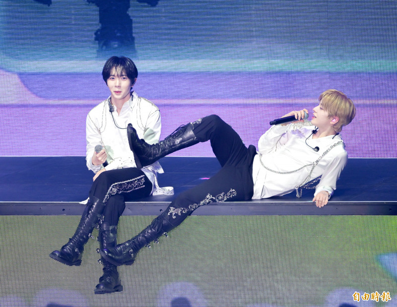 NCT WISH的YUSHI（右）腳踢RYO，RYO露出一臉「嗯？」的表情。（記者王文麟攝）