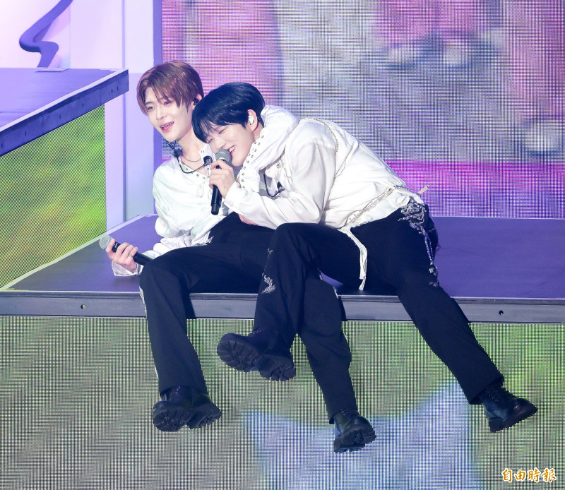 NCT WISH的SION（左）霸氣把JAEHEE拉近。（記者王文麟攝）