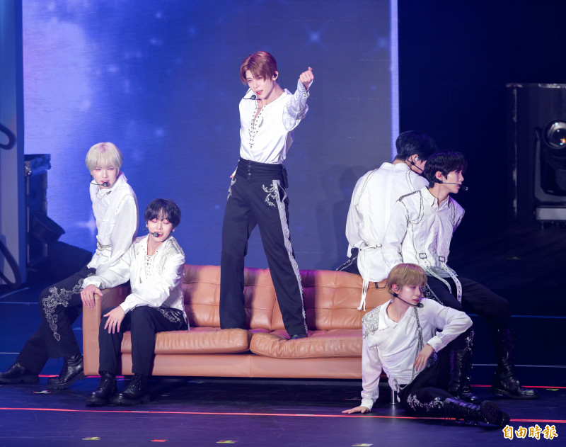 NCT WISH的SION腳踩在沙發上，如果是在家裡，可能會被媽媽罵。（記者王文麟攝）