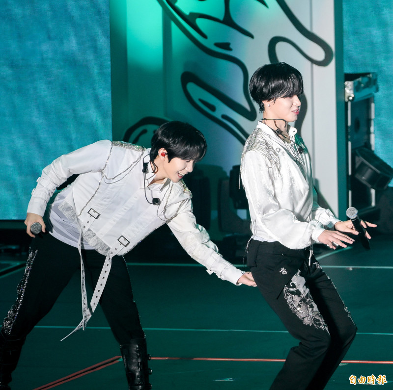 NCT WISH的RYO做出「猴子偷桃」的動作，受害者是RIKU。（記者王文麟攝）