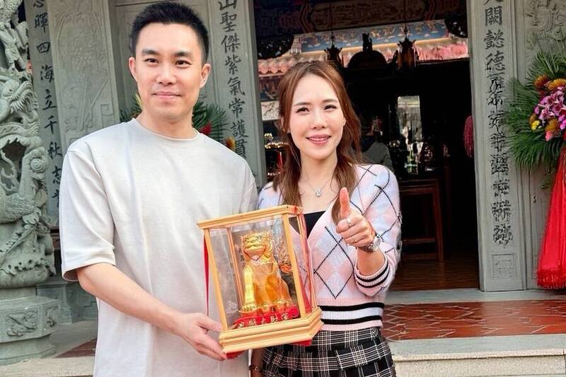 吳申梅結緣金虎爺 香港老公陪玩黏TT