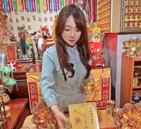 菲菲老師表示，迎接丙午火年第一個月圓之夜，月亮的「水」性能量恰好能平衡火年的「火」性燥氣，形成水火既濟的吉祥格局。 （菲菲老師提供）