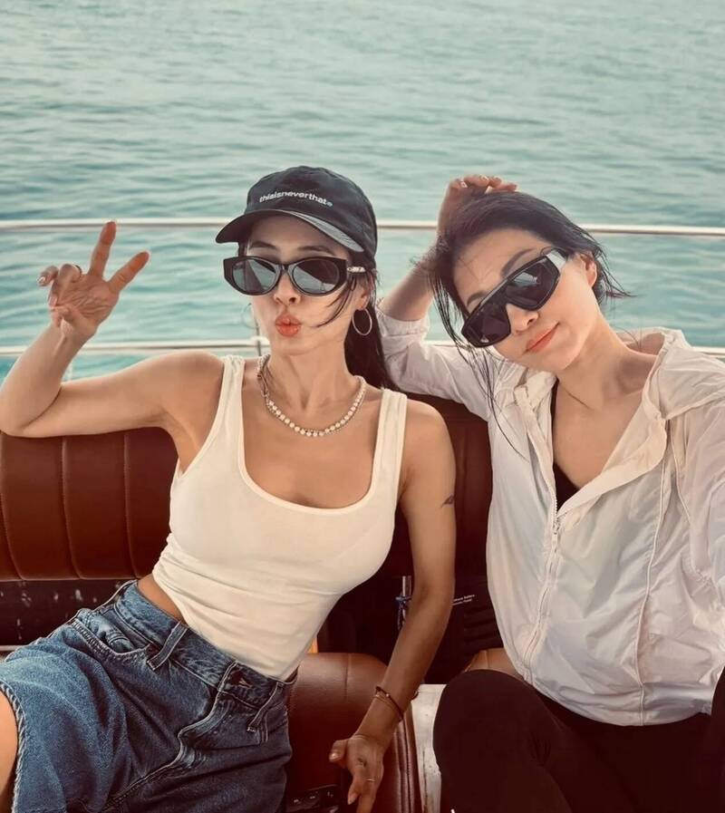 蔡依林的白色背心十分貼身，勾勒出姣好曲線；蔡旻紋則穿著細肩帶小背心，露出纖細手臂。（翻攝自臉書）