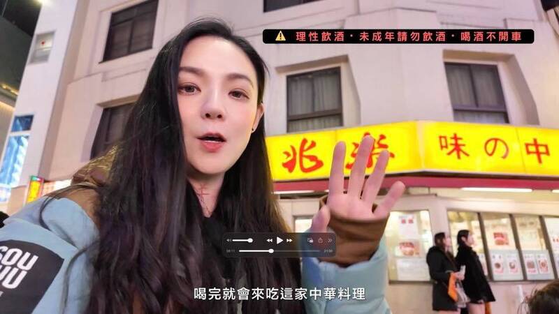 歐陽靖帶新醬到日本旅遊，在涉谷區時新醬語出驚人，嚇壞歐陽靖。（翻攝自臉書）