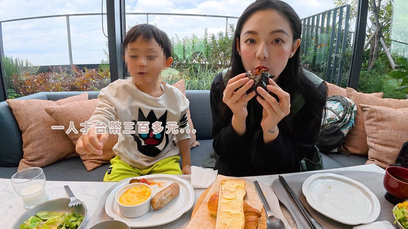 5歲的新醬（左）一直告訴同學自己爸爸已經死了，歐陽靖臉上掉下三條線。（翻攝自臉書）