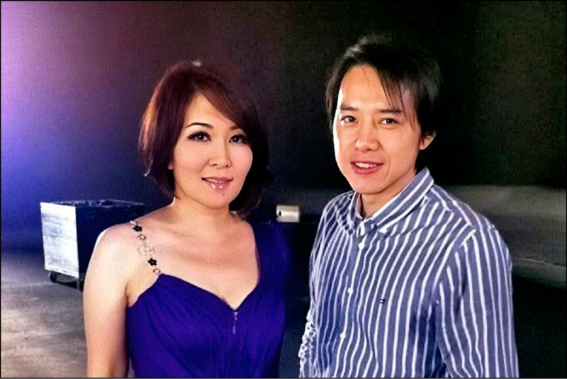 廖偉志（右）曾幫張秀卿打造熱門歌曲《辣妹駕到》。（百福銓盛娛樂提供）