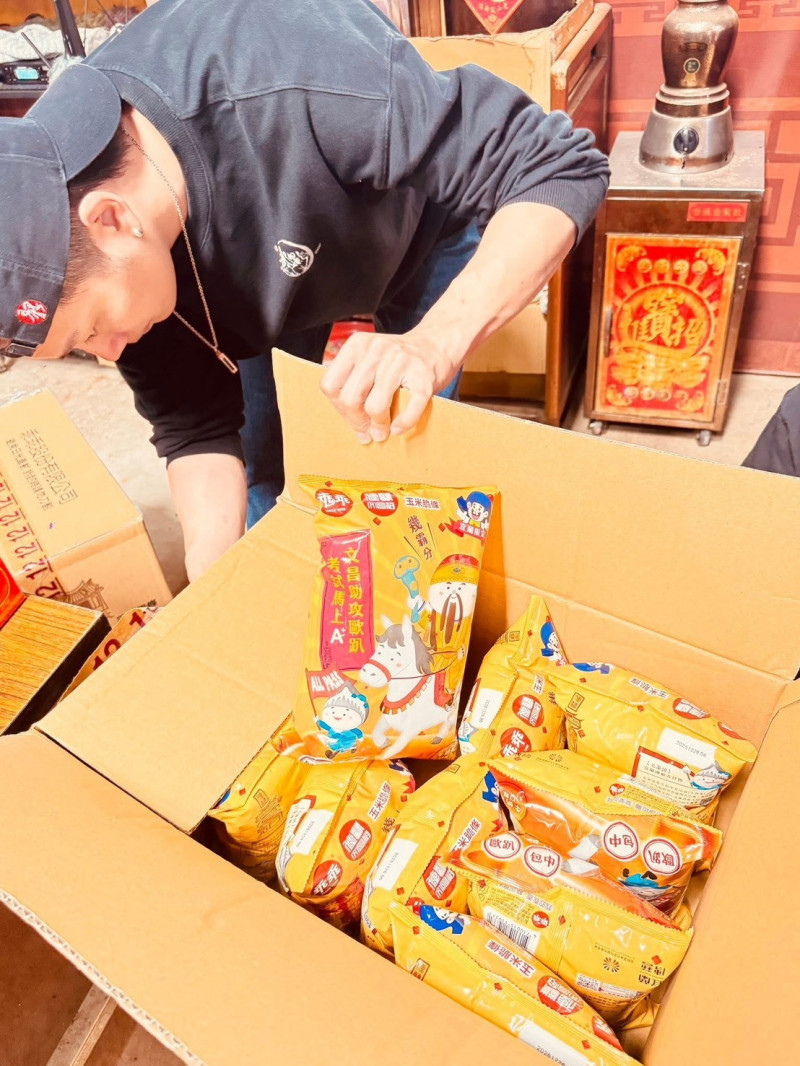 粿粿擲聖筊拿到這一包文昌帝君保佑加持的乖乖。（賴銘偉提供）