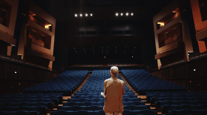 《讓建築歌唱～徐亞英的交響人生》徐亞英望著整個場館的身影，已成追憶。（牽猴子提供）