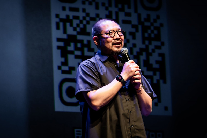 《讓建築歌唱～徐亞英的交響人生》衛武營藝術總監簡文彬。（牽猴子提供）