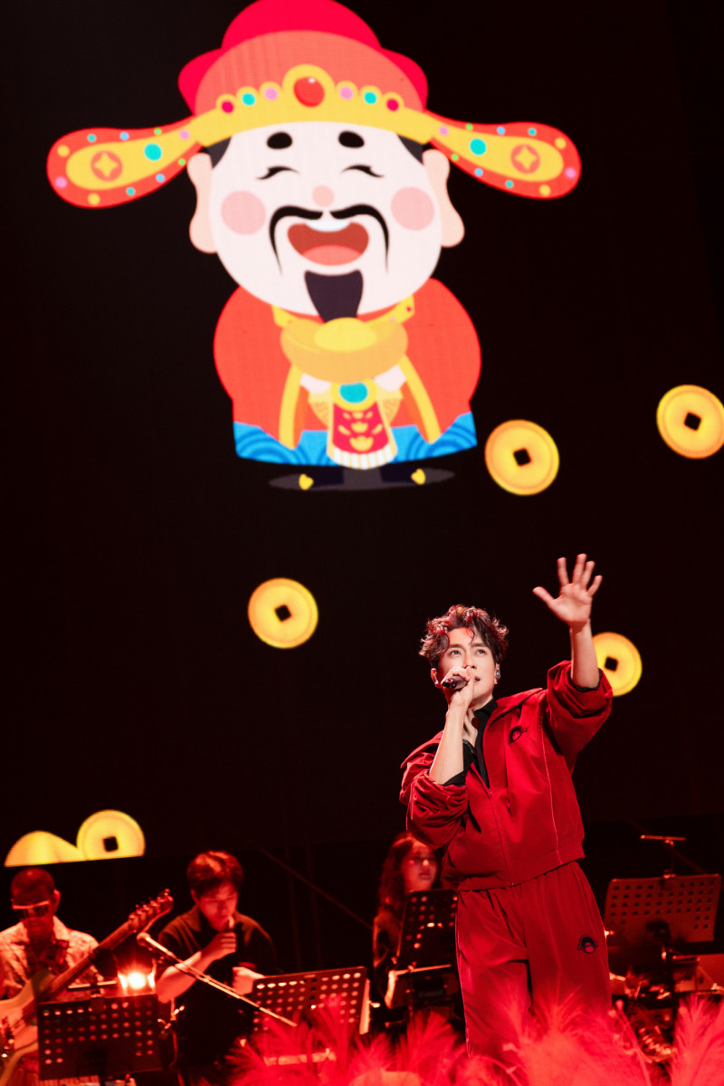 張棟樑選唱應景的新年歌曲。（張棟樑第二十一個故事巡演官方提供）